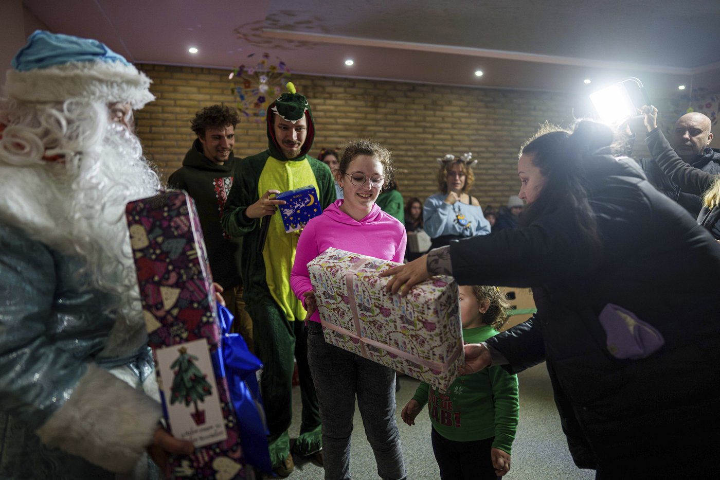 'Reindeer' volunteers bring holiday magic to Ukrainian children living on the frontlines | iNFOnews.ca