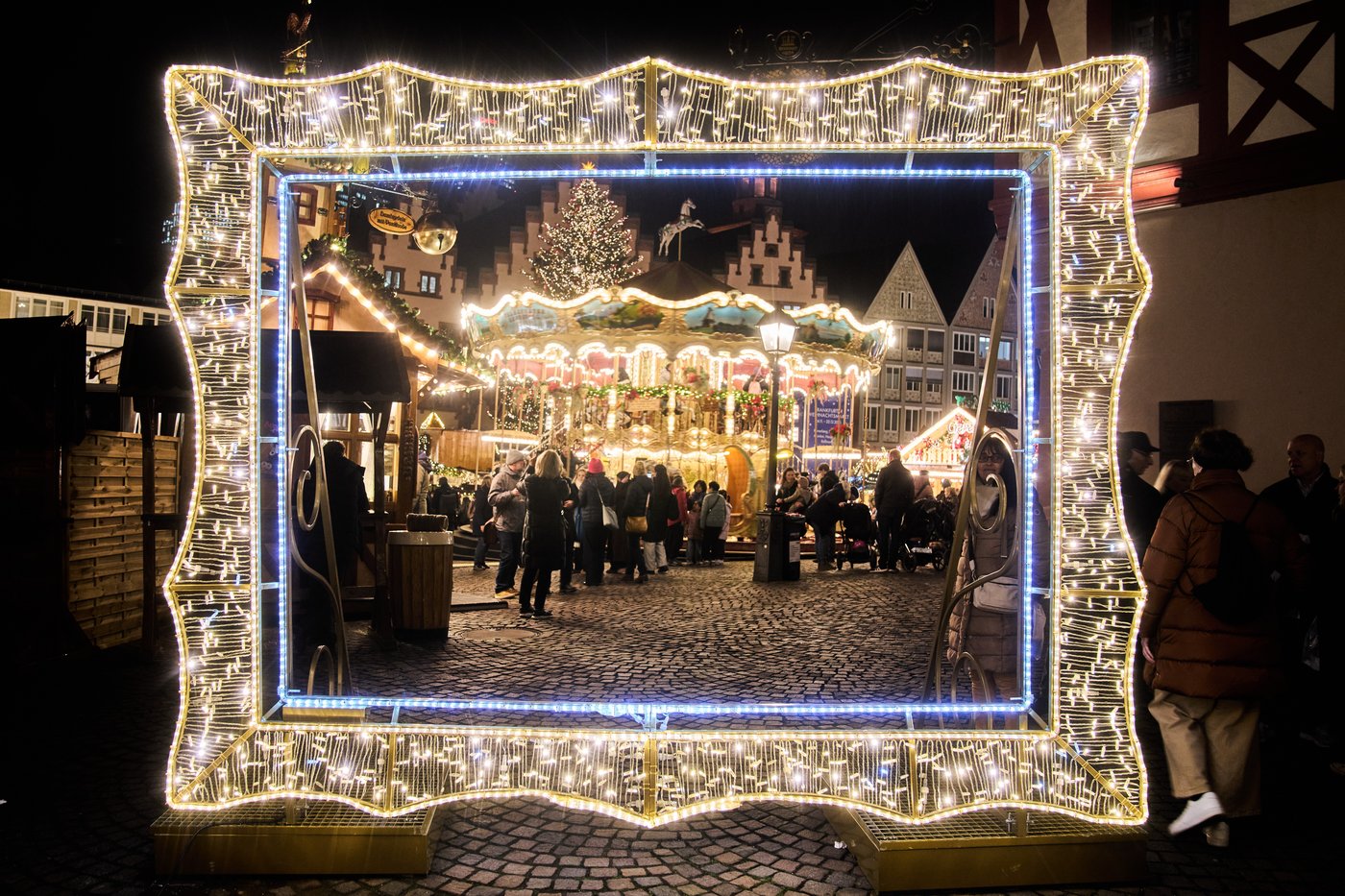 Photos show a world aglow with holiday lights | iNFOnews.ca