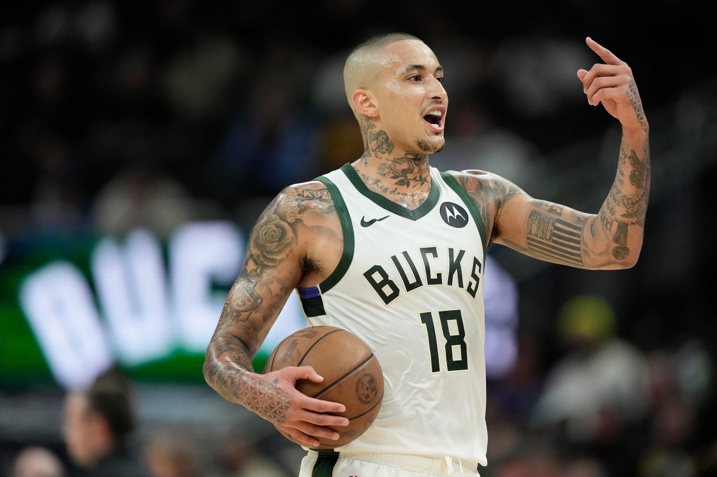 Hot-shooting Suns have three 20-point scorers in 129-114 victory over Bucks | iNFOnews.ca