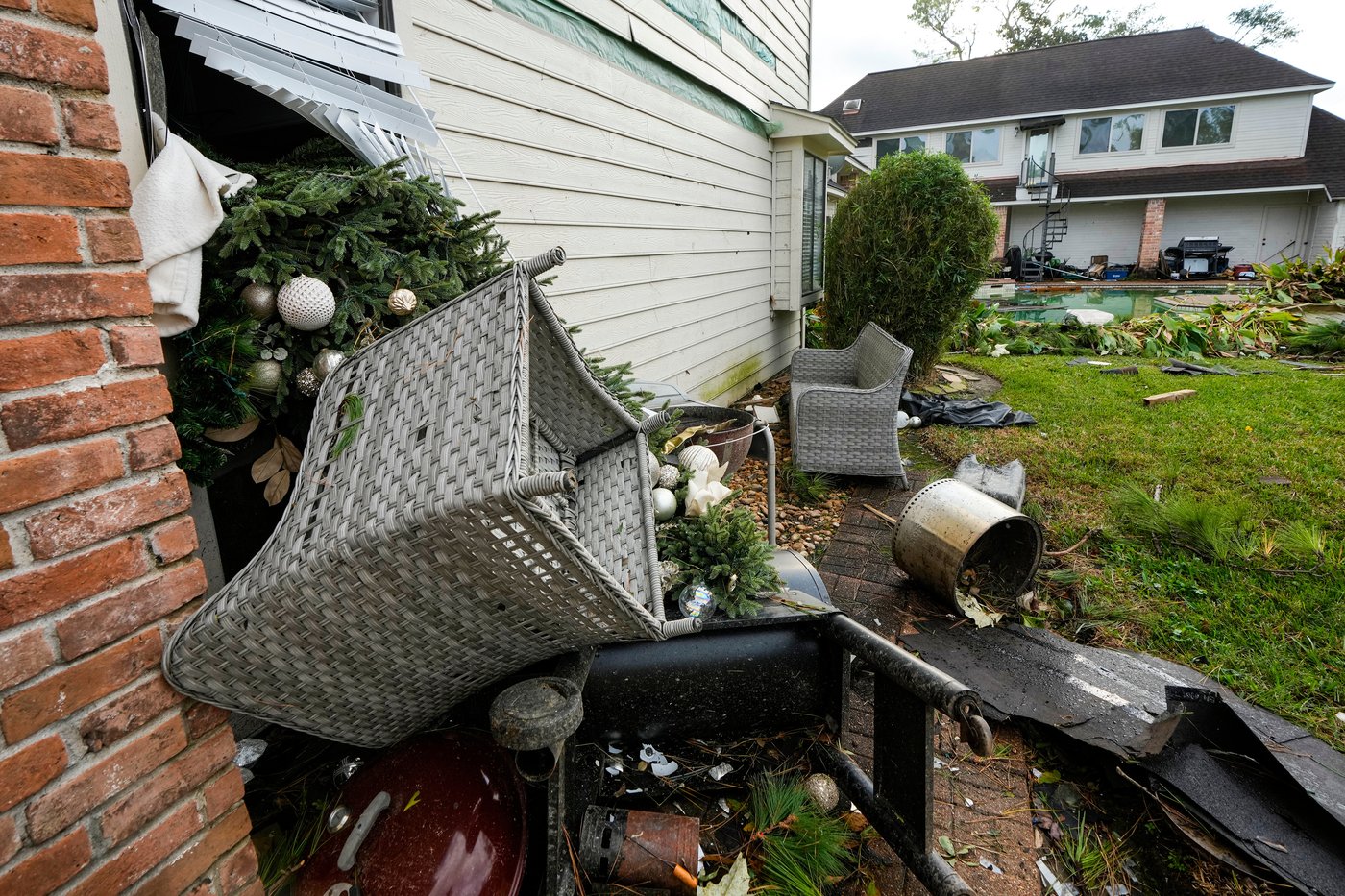 More than 100 homes damaged by tornado near Houston | iNFOnews.ca