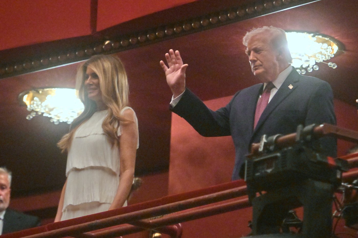 Trump mostly cheered while attending opening night of 'Chicago' at the Kennedy Center | iNFOnews.ca