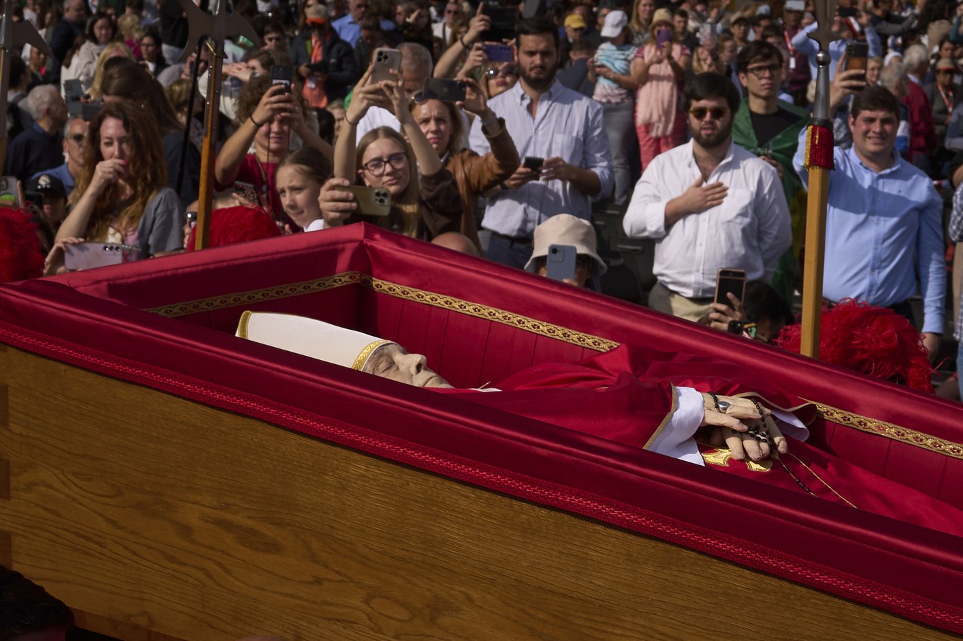 AP PHOTOS: Iconic images of Pope Francis' procession captured by AP photographer | iNFOnews.ca