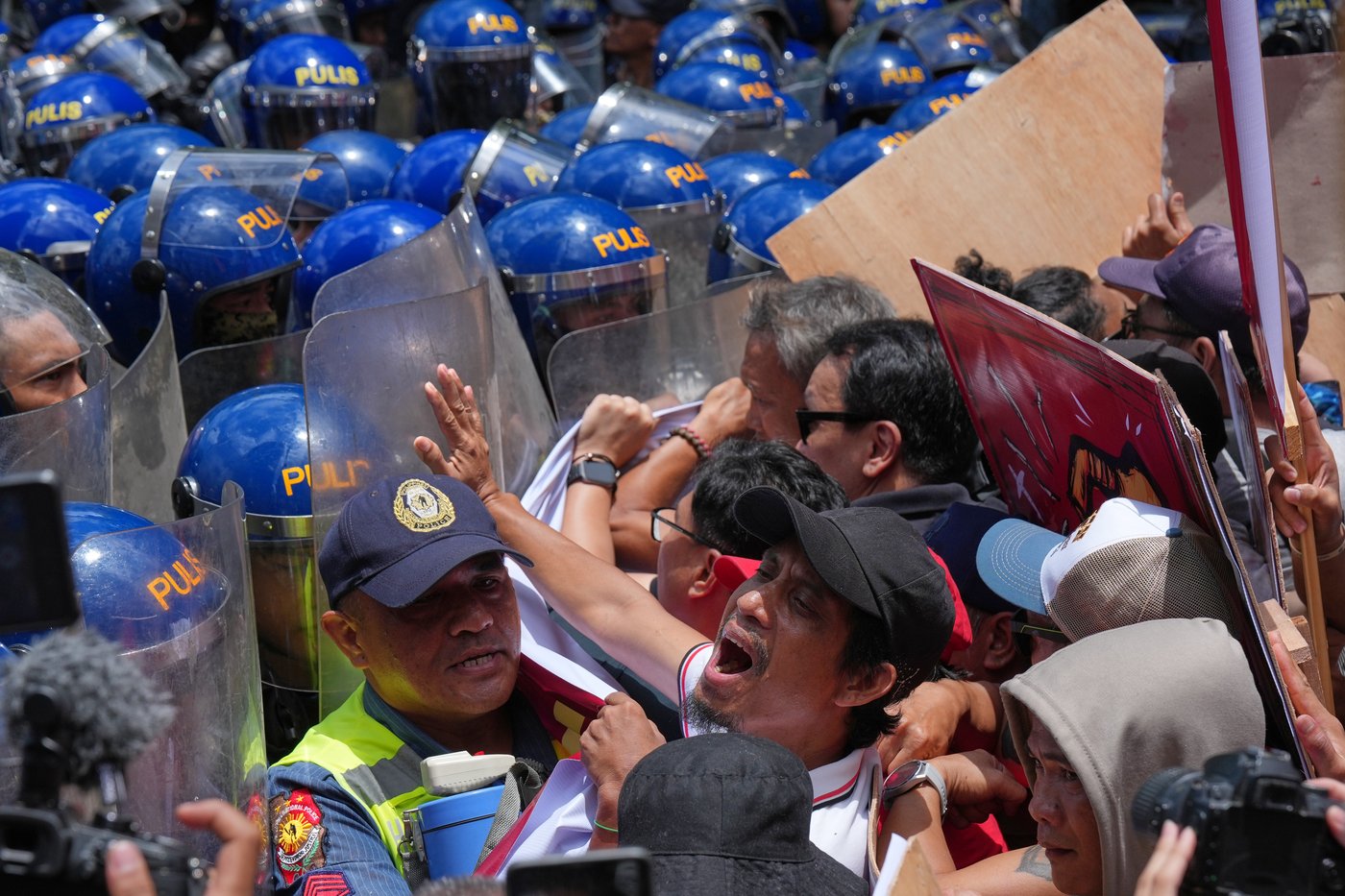Workers around the world demonstrate on May Day, in photos | iNFOnews.ca