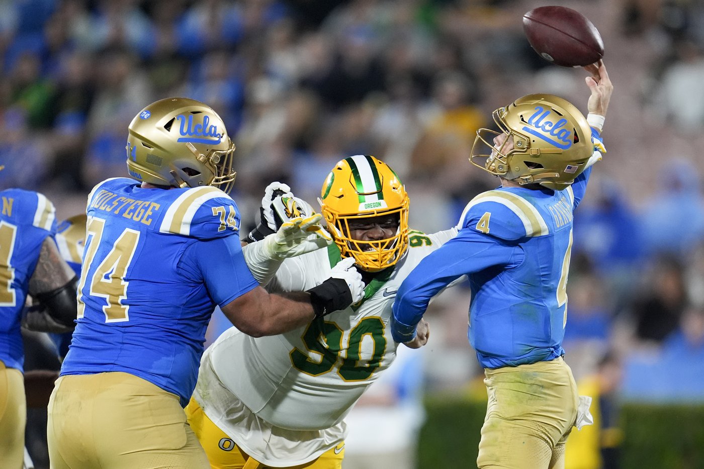 Dillon Gabriel throws for 3 TDs as No. 8 Oregon beats UCLA 34-13 in first Big Ten game | iNFOnews.ca