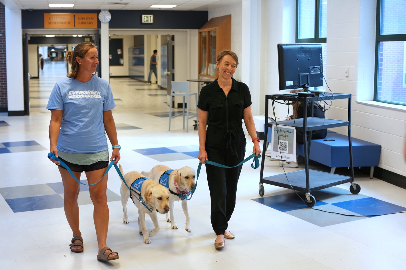 Dogs bring calm and joy to students following shooting at Colorado high school | iNFOnews.ca Dogs bring calm and joy to students following shooting at Colorado high school | iNFOnews.ca