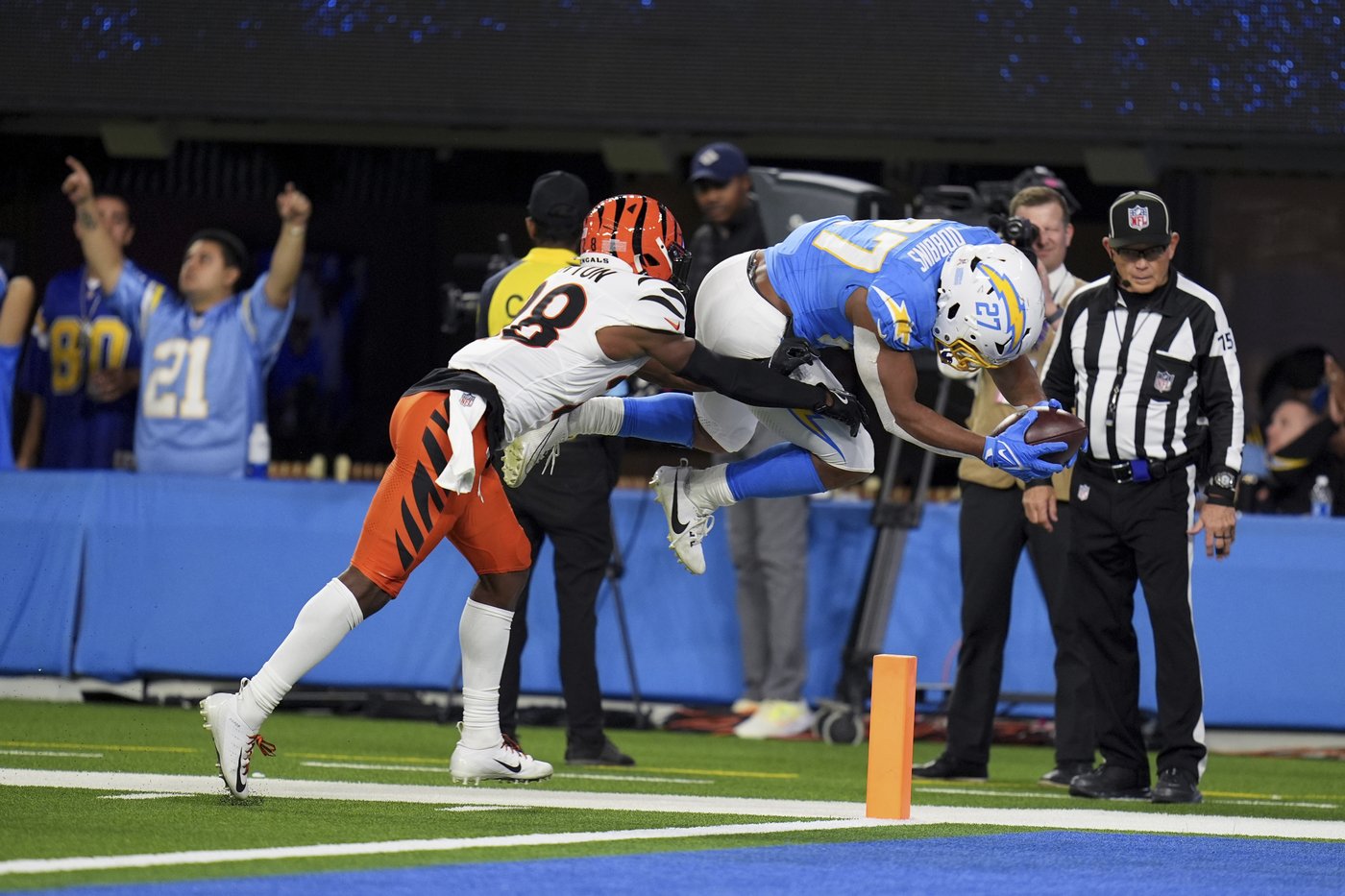 Chargers beat Bengals 34-27 on Dobbins' late TD after squandering 21-point lead | iNFOnews.ca Chargers beat Bengals 34-27 on Dobbins' late TD after squandering 21-point lead | iNFOnews.ca