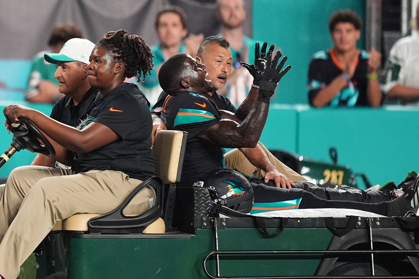 Dolphins' Tyreek Hill carted off field and taken to hospital with dislocated left knee | iNFOnews.ca