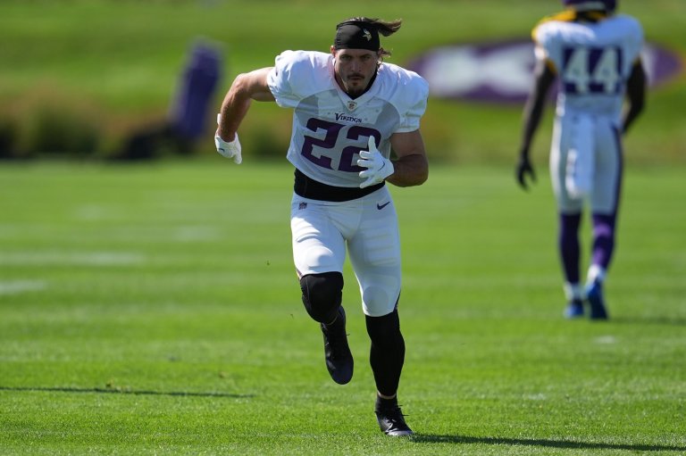 Harrison Smith rejoins the Vikings like he never left, listed as a starting safety for the opener | iNFOnews.ca