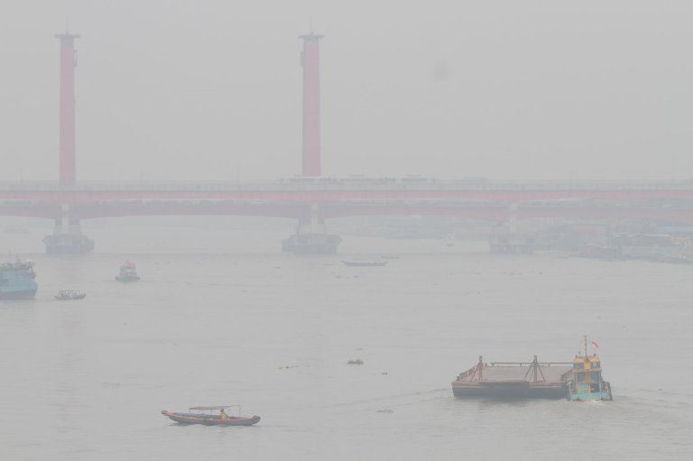 More schools close in Indonesia due to worsening haze from forest fires | iNFOnews.ca