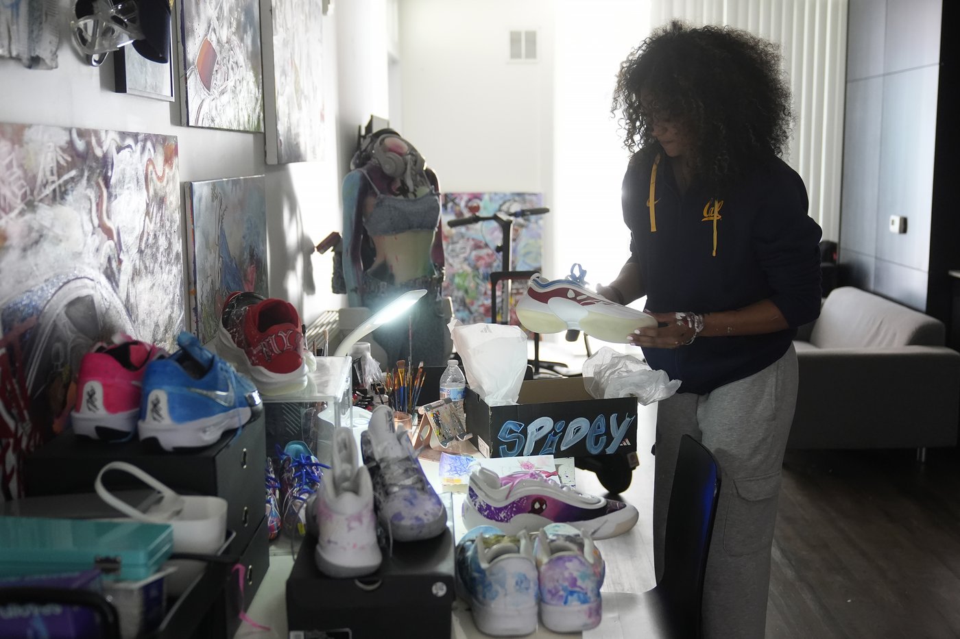 Cal guard Jayda Noble paints custom shoes to express her artistic side when she leaves the court | iNFOnews.ca