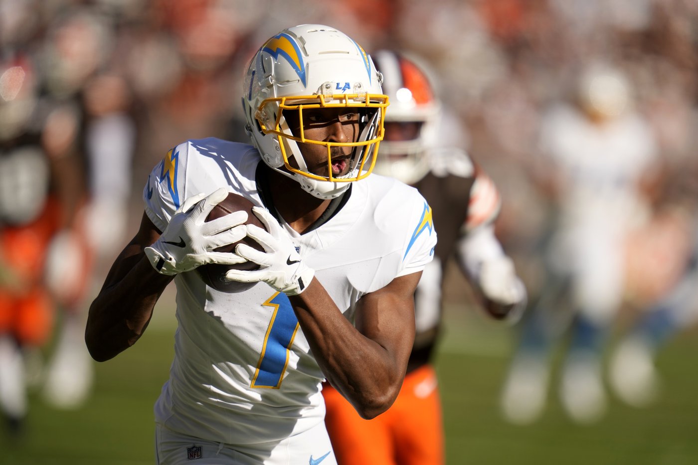Justin Herbert throws 2 TD passes, Chargers clamp down on Jameis Winston in 27-10 win over Browns | iNFOnews.ca Justin Herbert throws 2 TD passes, Chargers clamp down on Jameis Winston in 27-10 win over Browns | iNFOnews.ca