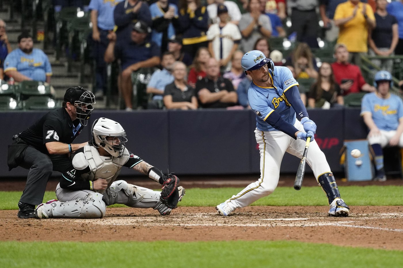 NL Central champion Brewers overcome 8-run deficit and beat Diamondbacks 10-9 | iNFOnews.ca
