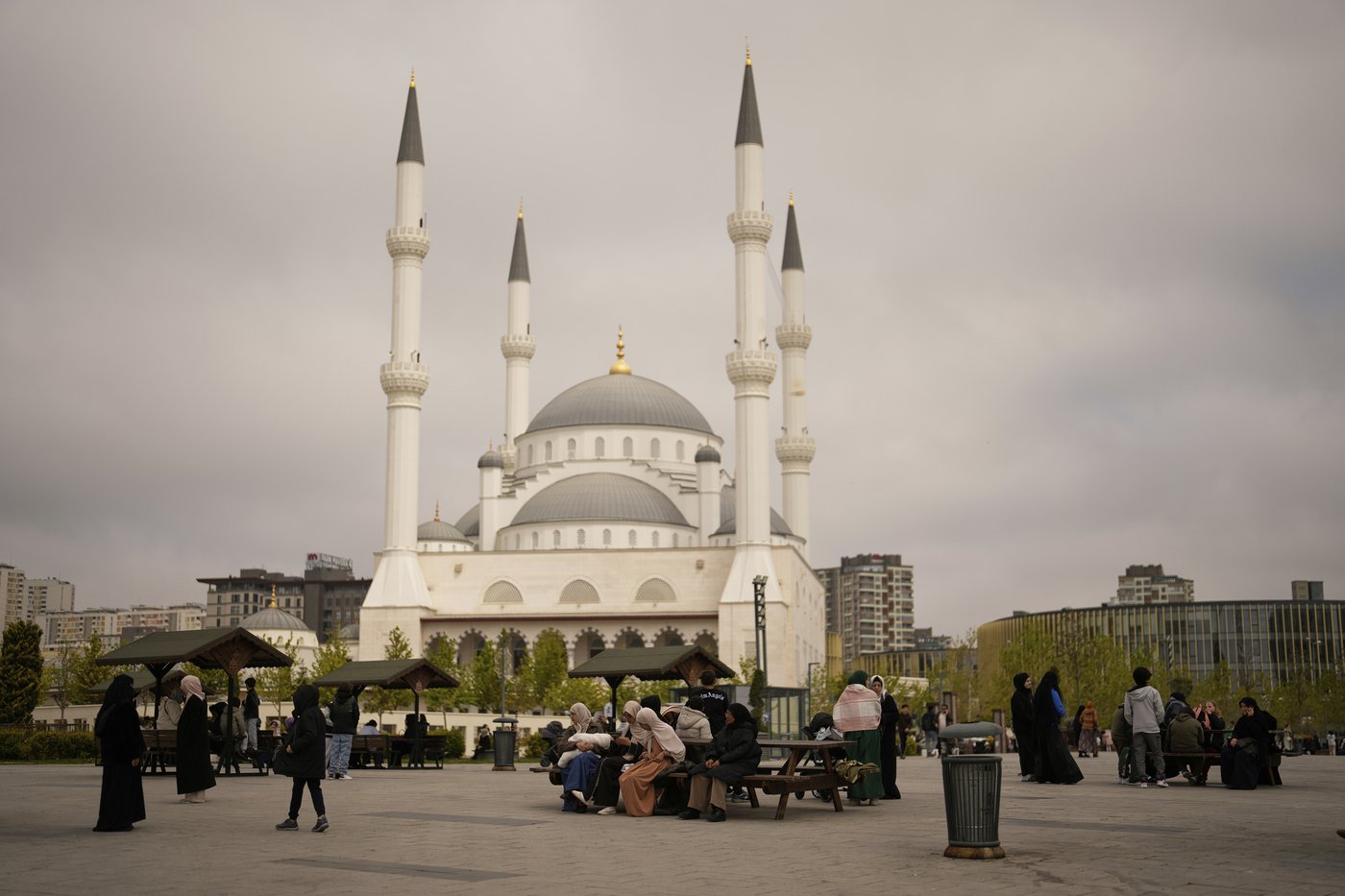 A magnitude 6.2 quake shakes Istanbul and injures more than 230 people | iNFOnews.ca
