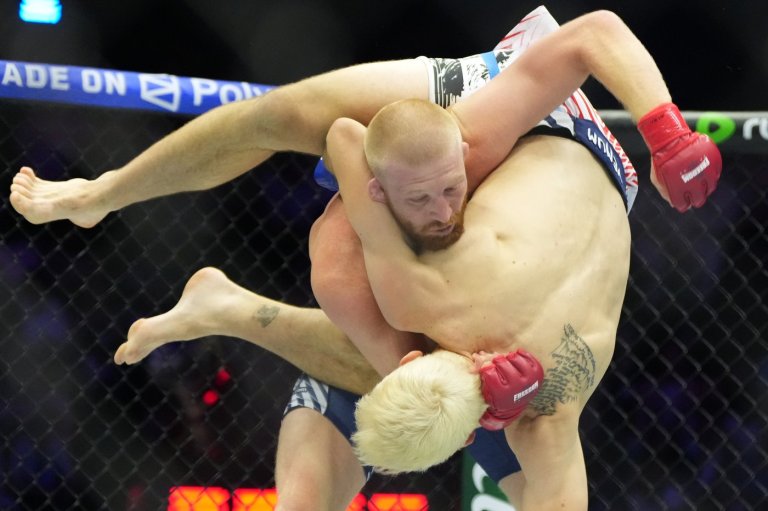 Donald Trump turns 80 and celebrates with UFC cage fighting on the White House lawn | iNFOnews.ca
