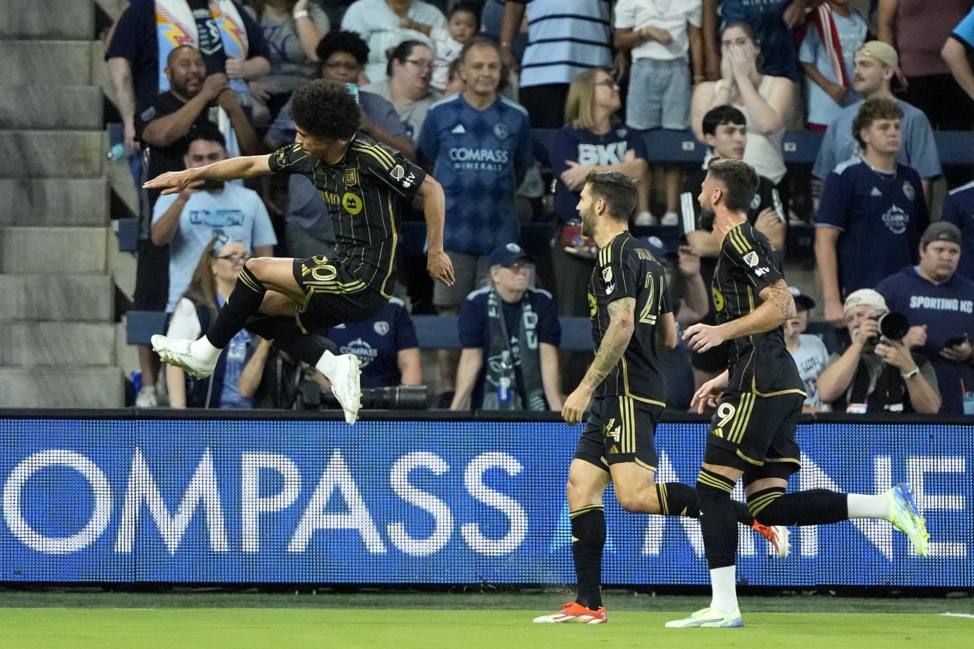 David Martínez, Denis Bouanga, Hugo Lloris power LAFC to 3-0 romp over Sporting KC | iNFOnews.ca