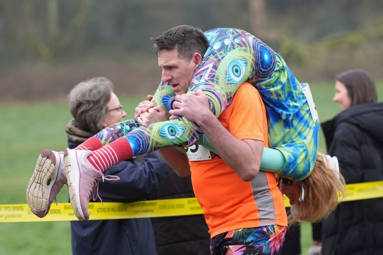 Finnish pair wins a barrel of ale in annual 'wife-carrying' contest in England | iNFOnews.ca