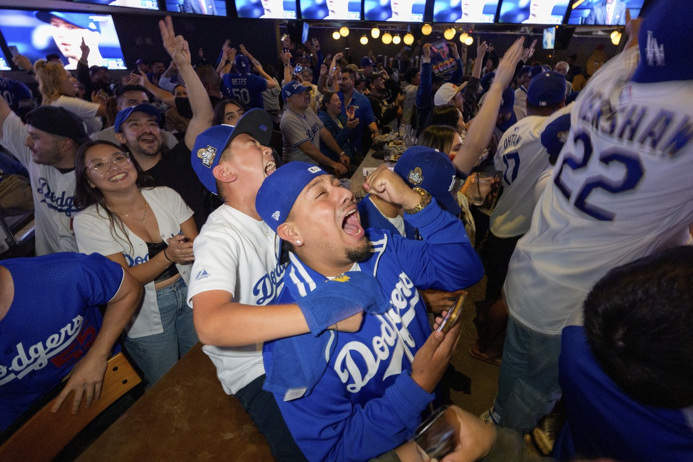 PHOTO COLLECTION: World Series Reax | iNFOnews.ca PHOTO COLLECTION: World Series Reax | iNFOnews.ca
