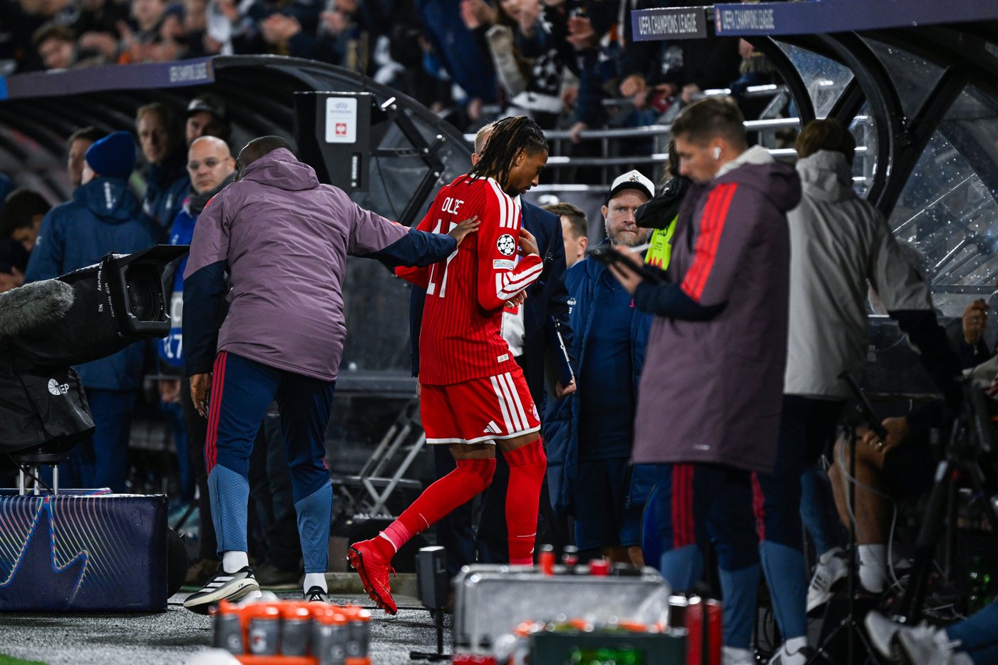 Bayern's Michael Olise sent off for 2 yellow cards within seconds in Champions League | iNFOnews.ca