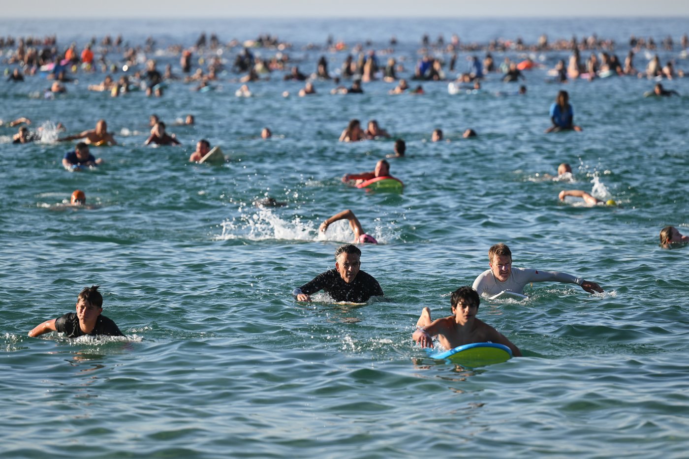 A sunrise crowd gathers at Bondi Beach in solace and defiance after a massacre | iNFOnews.ca
