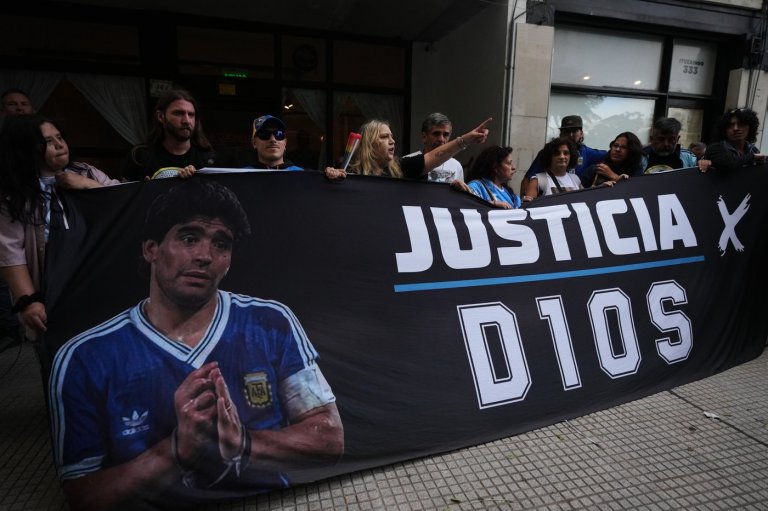 Maradona’s daughter assails doctor in negligence trial over soccer great's death | iNFOnews.ca