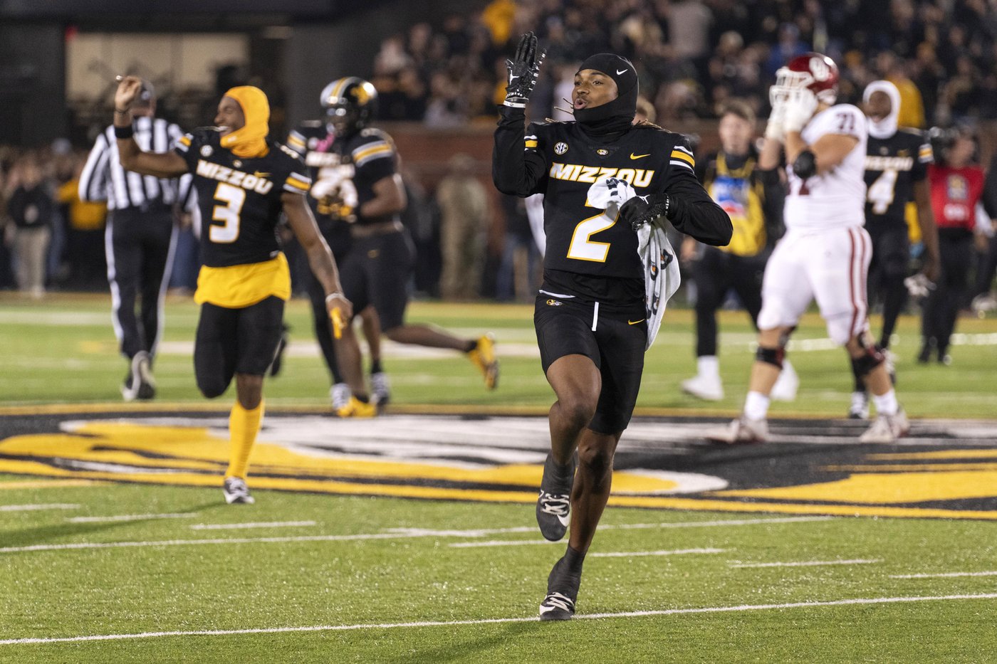 Young returns fumble for TD with 22 seconds left to lift Missouri past Oklahoma, 30-23 | iNFOnews.ca Young returns fumble for TD with 22 seconds left to lift Missouri past Oklahoma, 30-23 | iNFOnews.ca