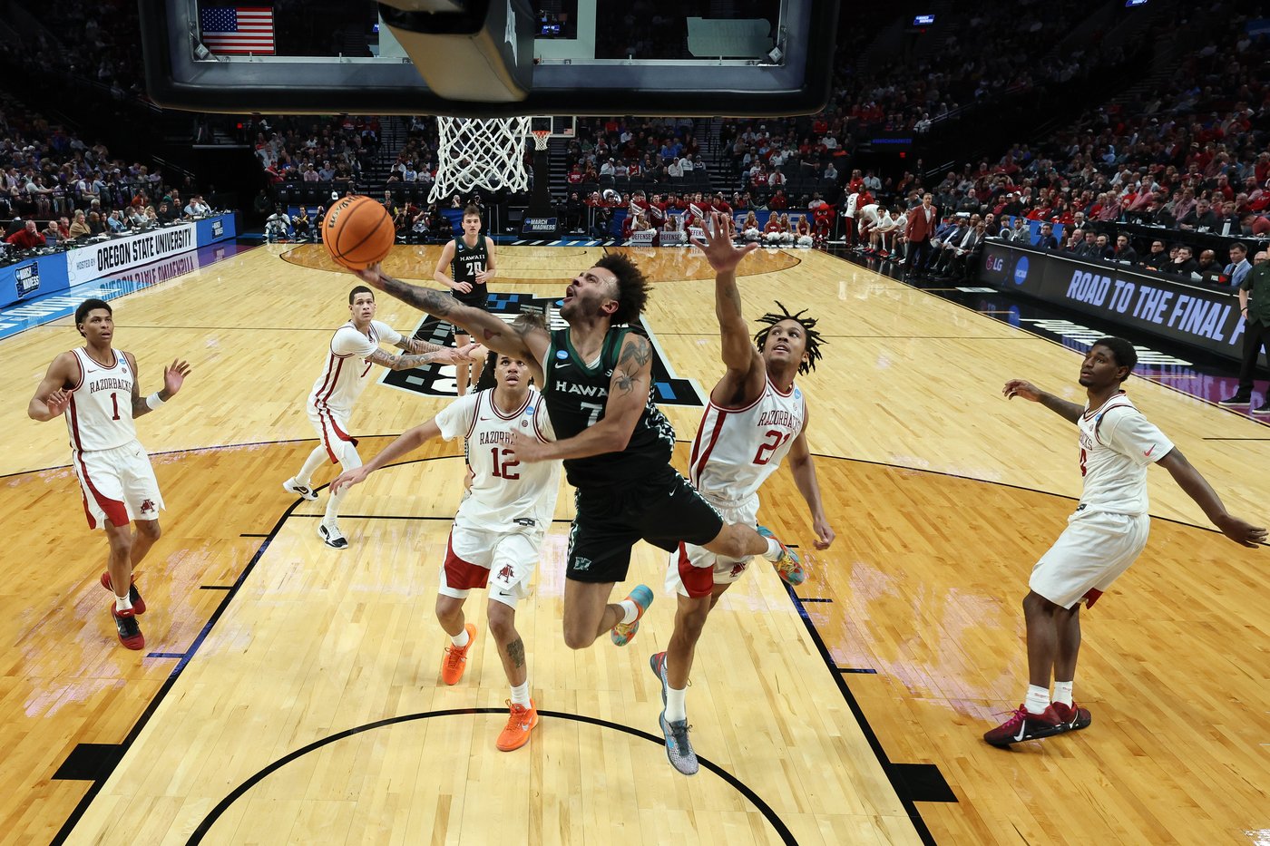 Darius Acuff Jr. scores 24 as Arkansas breezes past Hawaii 97-78 in first round of March Madness | iNFOnews.ca