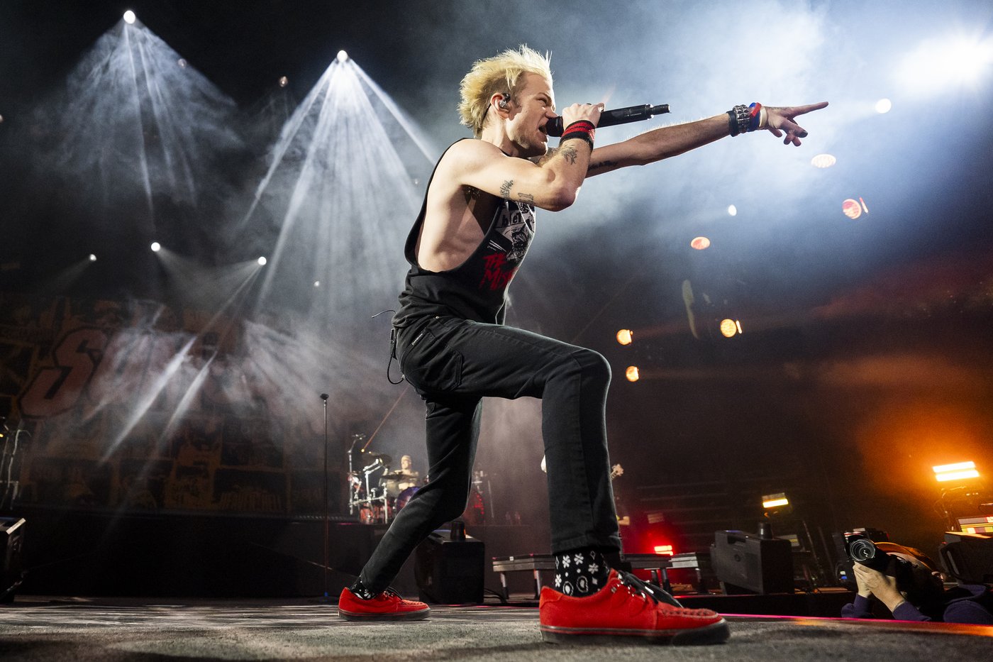Amid flames, mosh pits and fury, Sum 41 blazes through farewell concert | iNFOnews.ca Amid flames, mosh pits and fury, Sum 41 blazes through farewell concert | iNFOnews.ca