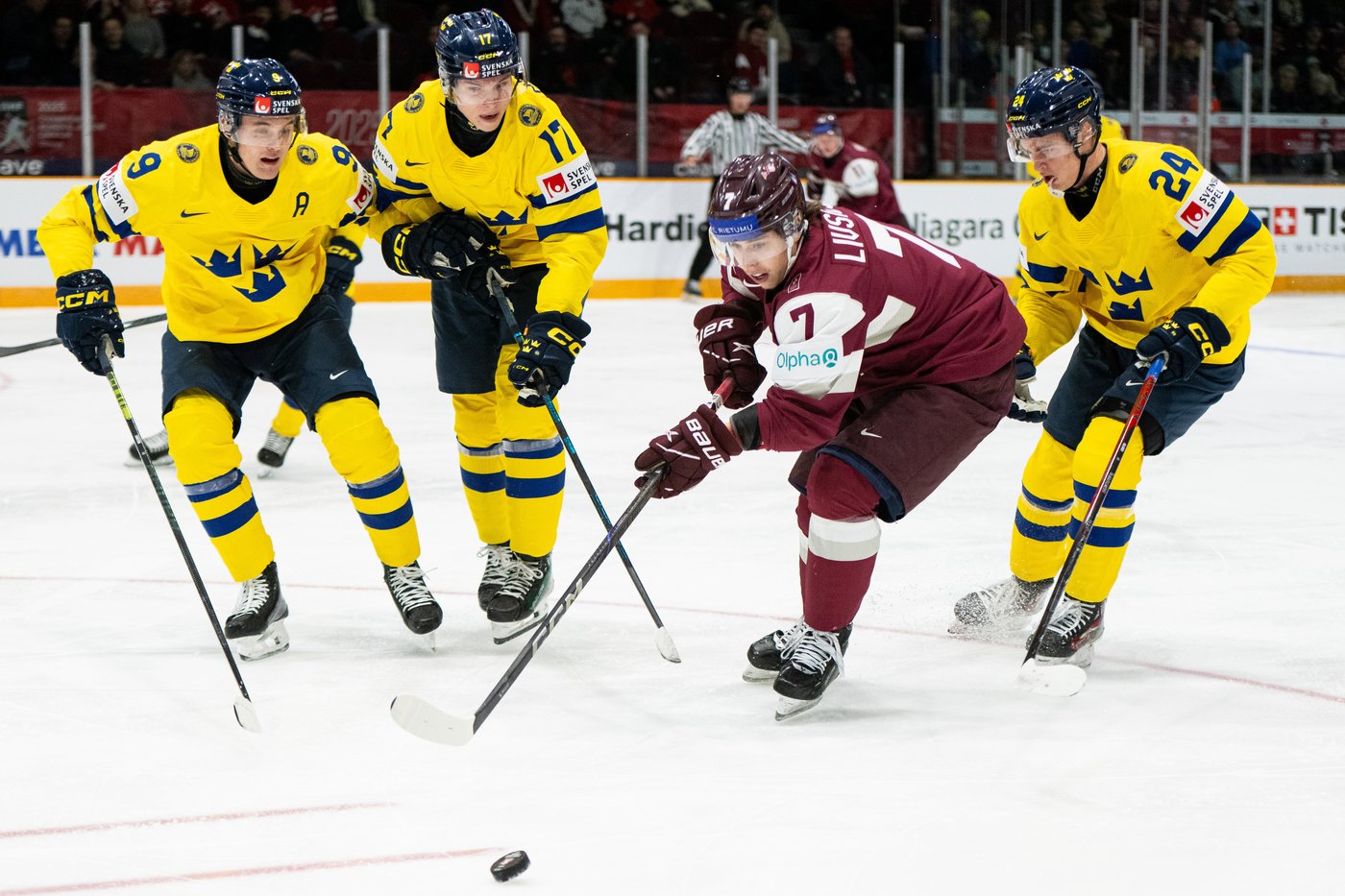 Sweden hangs on for quarterfinal win over Latvia at world junior hockey championship | iNFOnews.ca