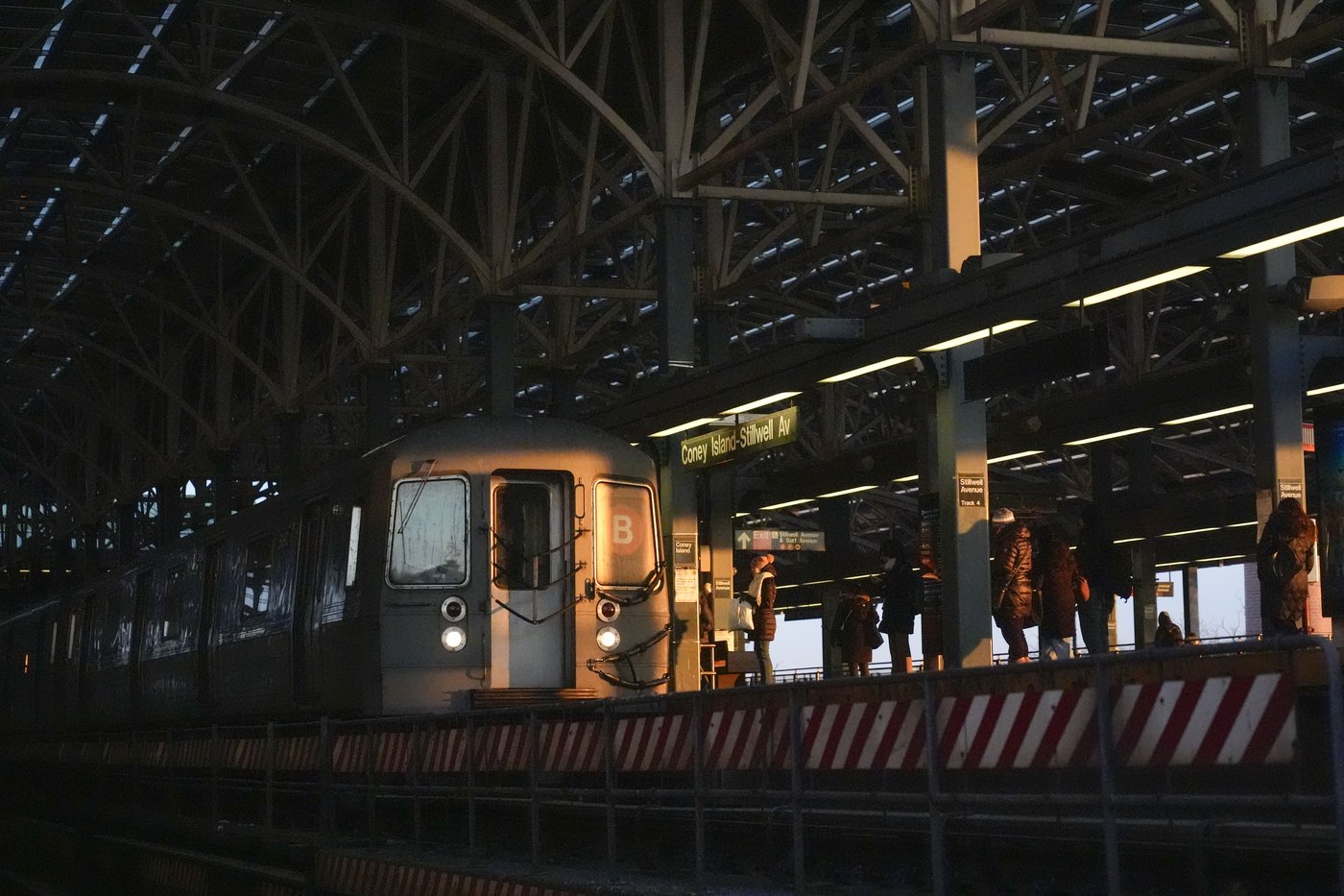 Kids in New York keep dying while 'subway surfing' on top of trains. Can they be stopped? | iNFOnews.ca Kids in New York keep dying while 'subway surfing' on top of trains. Can they be stopped? | iNFOnews.ca