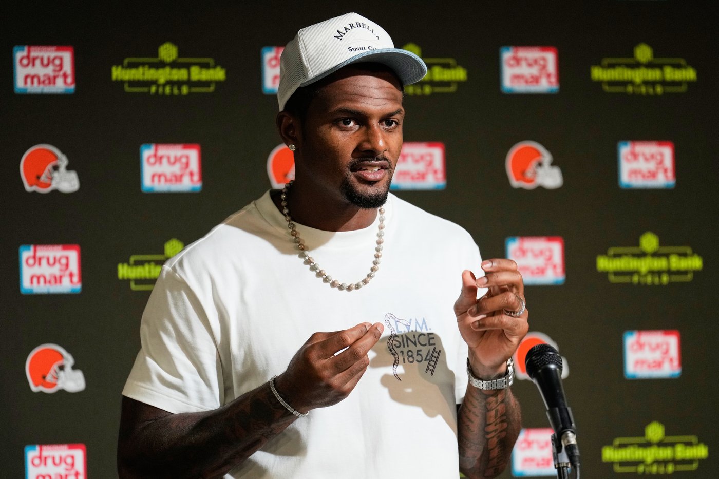 Deshaun Watson named Cleveland Browns starting quarterback, AP source says | iNFOnews.ca