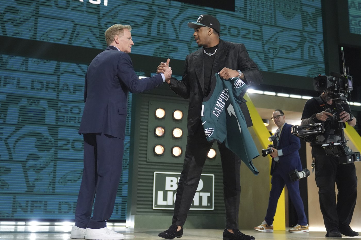 Eagles move up 1 spot and take Alabama LB Jihaad Campbell in the NFL draft | iNFOnews.ca Eagles move up 1 spot and take Alabama LB Jihaad Campbell in the NFL draft | iNFOnews.ca