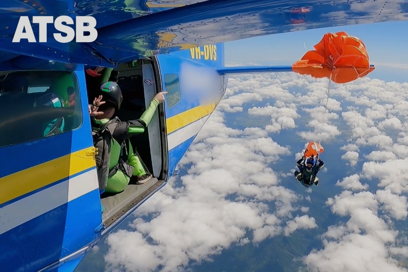 Skydiver dangles at 15,000 feet after parachute catches on plane's tail in Australia | iNFOnews.ca