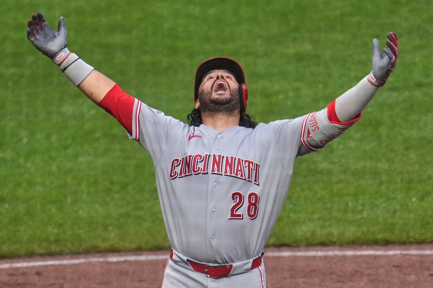 Reds' Eugenio Suárez leaves after taking pitch to hand; X-ray inconclusive, CT scan scheduled | iNFOnews.ca Reds' Eugenio Suárez leaves after taking pitch to hand; X-ray inconclusive, CT scan scheduled | iNFOnews.ca