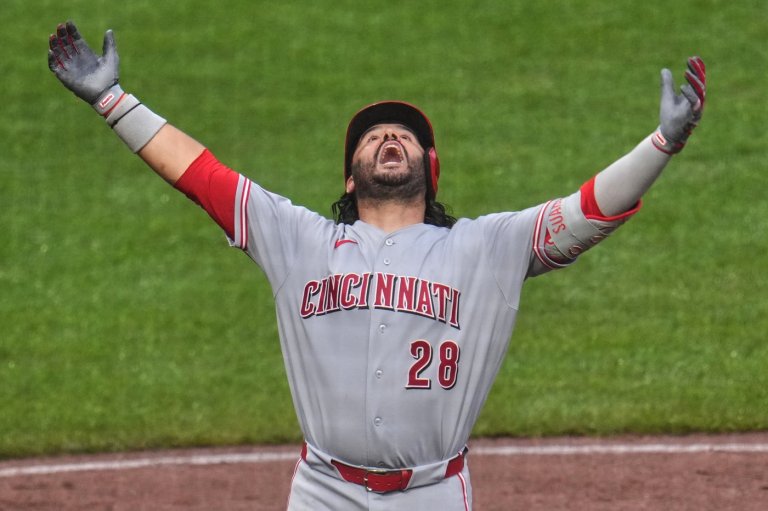 Reds' Eugenio Suárez leaves after taking pitch to hand; X-ray inconclusive, CT scan scheduled | iNFOnews.ca