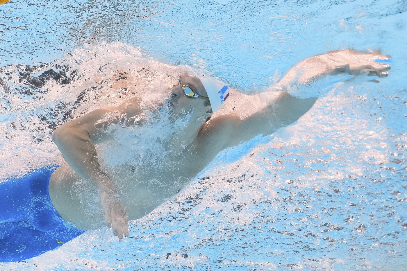 Léon Marchand breaks world record in 200 individual medley in 1 minute, 52.69 seconds | iNFOnews.ca