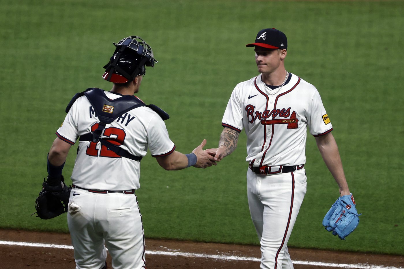 Braves rookie AJ Smith-Shawver takes no-hit bid into 8th inning against Reds | iNFOnews.ca