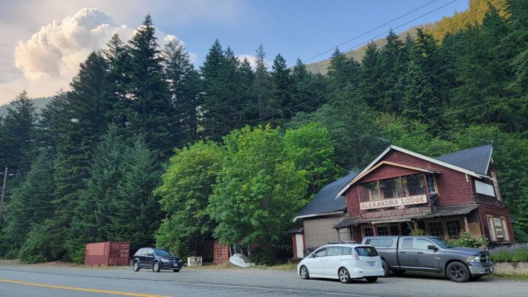 Alexandra Lodge, a gold rush-era landmark, survives B.C. wildfire | iNFOnews.ca