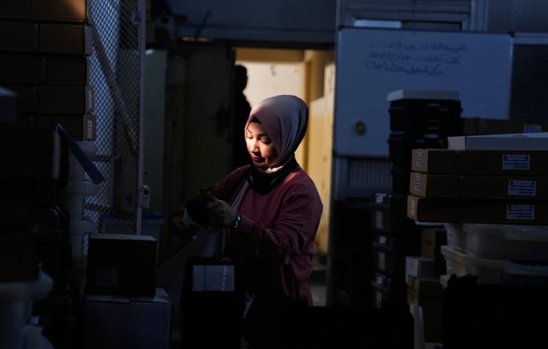 Photos show Iraqi security forces and displaced people voting early in parliamentary election | iNFOnews.ca