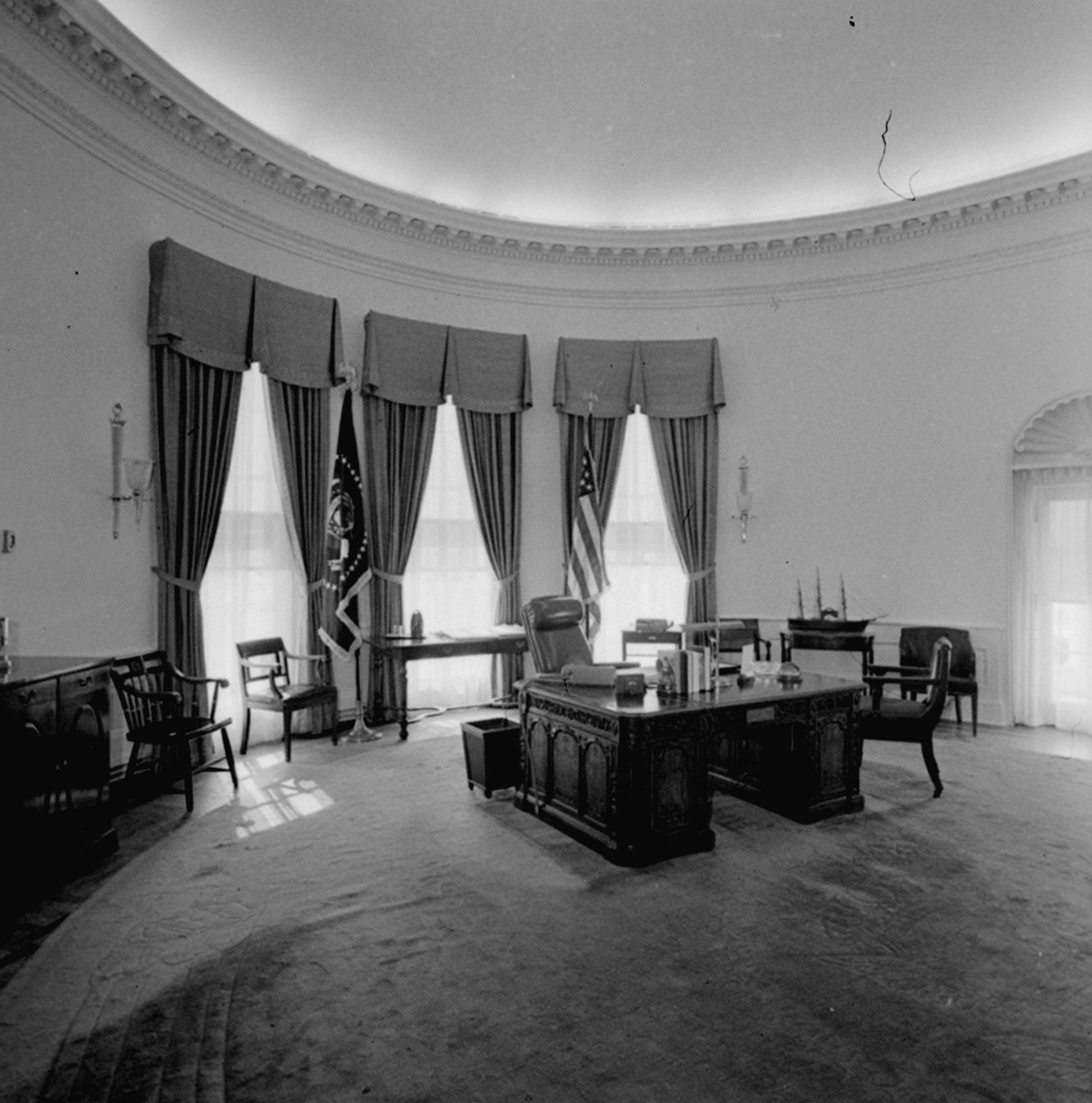 Much more than a piece of furniture, the president's Resolute Desk has echoed through history | iNFOnews.ca Much more than a piece of furniture, the president's Resolute Desk has echoed through history | iNFOnews.ca