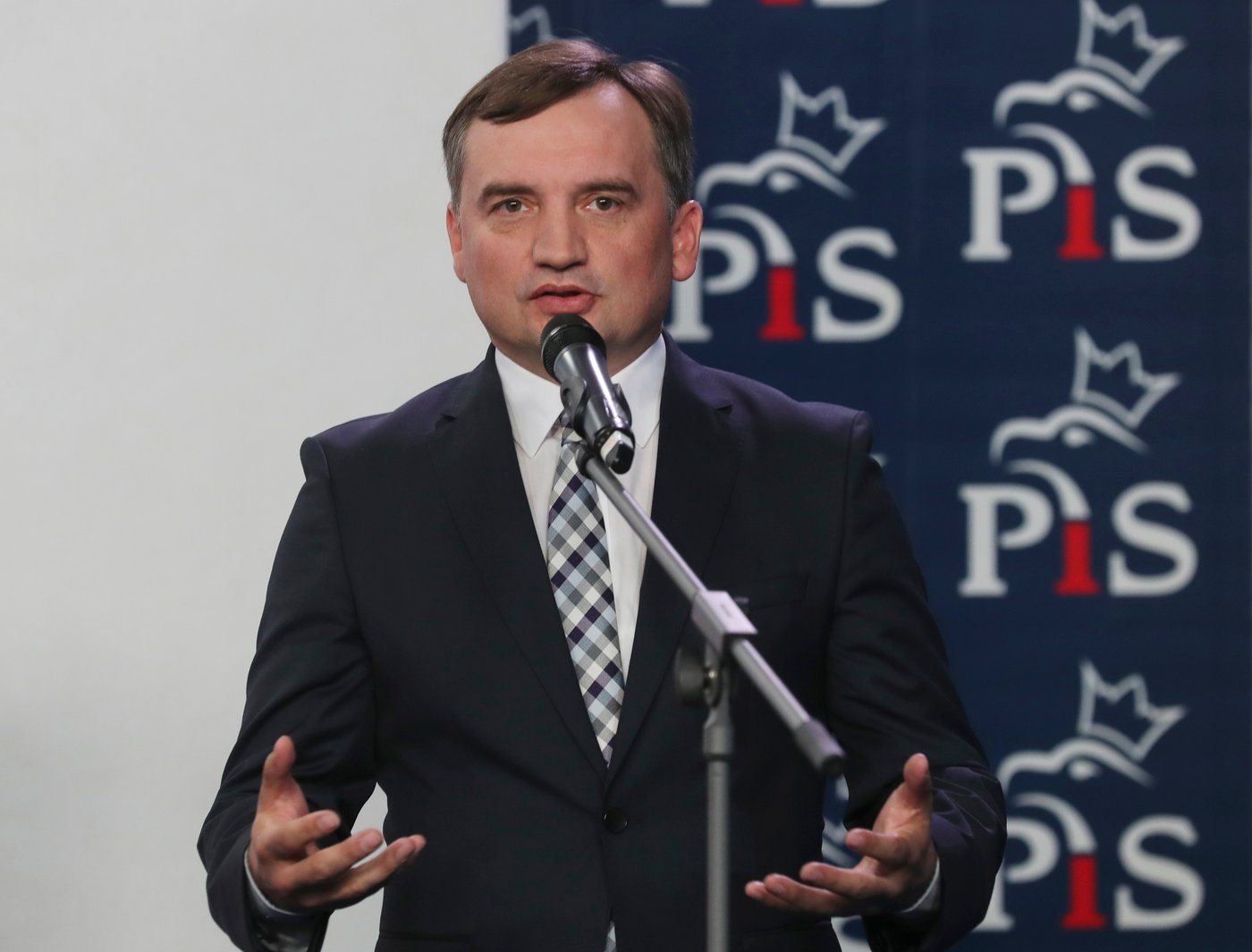 Former Polish justice minister who faces prosecution at home says he's received asylum in Hungary | iNFOnews.ca