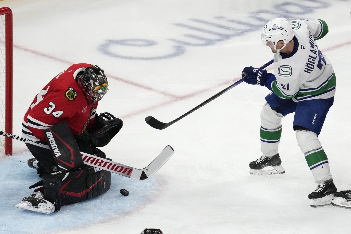 Heinen scores twice as the Canucks beat the Blackhawks 6-3 for their 3rd straight win | iNFOnews.ca Heinen scores twice as the Canucks beat the Blackhawks 6-3 for their 3rd straight win | iNFOnews.ca
