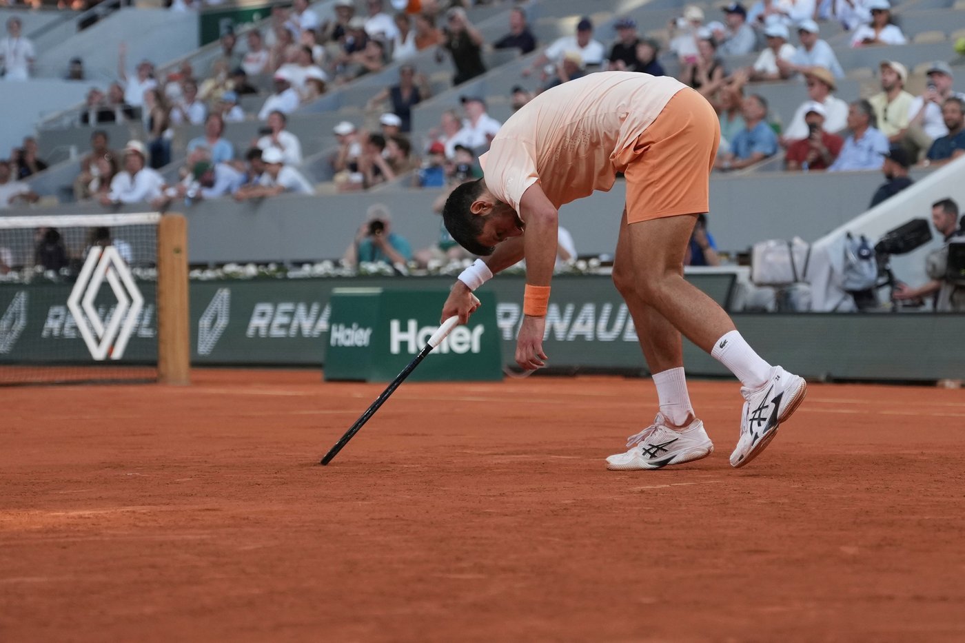 Djokovic pushed in 4-set win amid heat wave at French Open. Rybakina beaten in big day for Ukraine | iNFOnews.ca