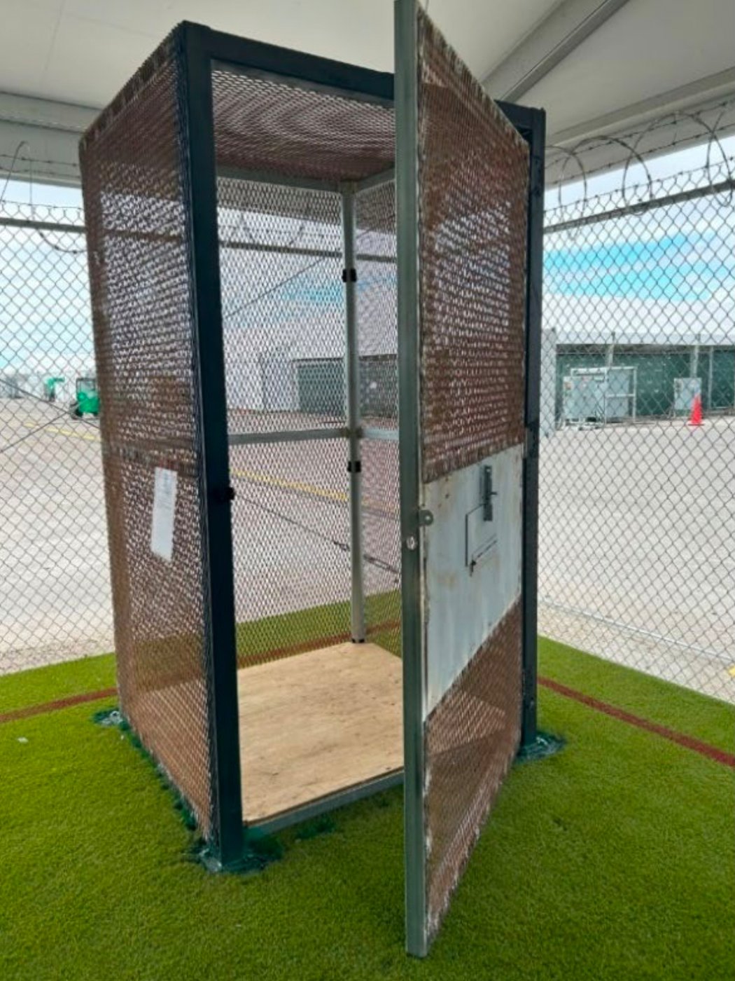 'Alligator Alcatraz' detainees were held in small metal cages, federal report says | iNFOnews.ca
