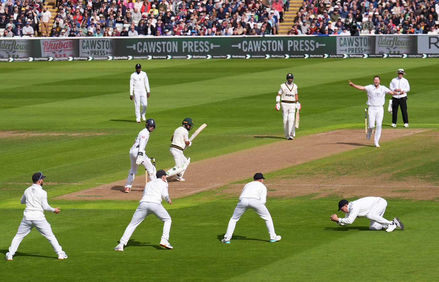 Pakistan hits back after being skittled for 133 in 3rd test vs England | iNFOnews.ca