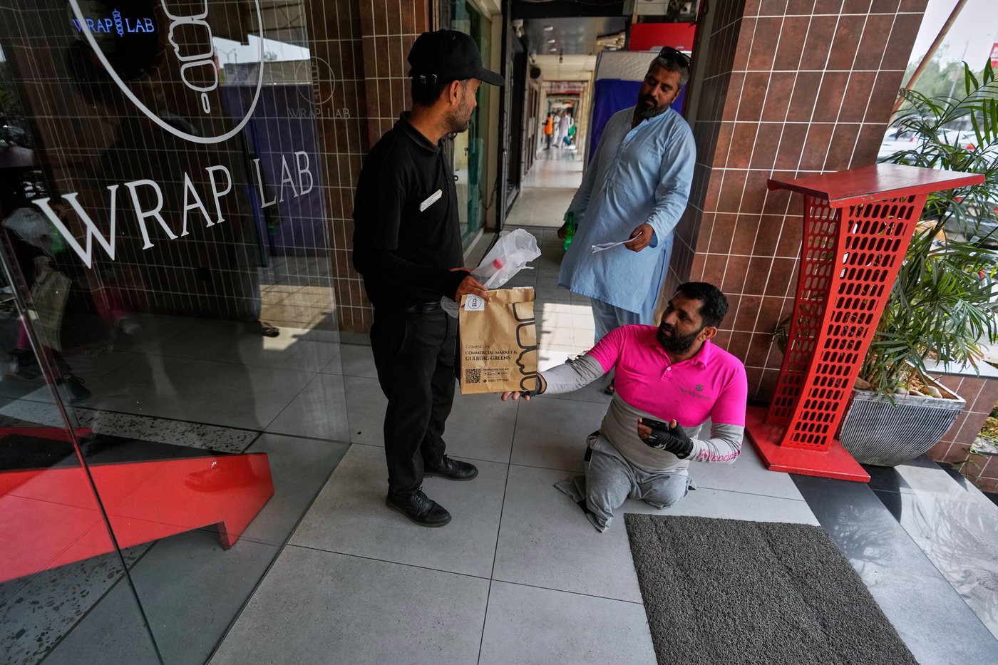 An accident took his legs. He adapted his motorcycle and delivers meals across Islamabad, in photos | iNFOnews.ca