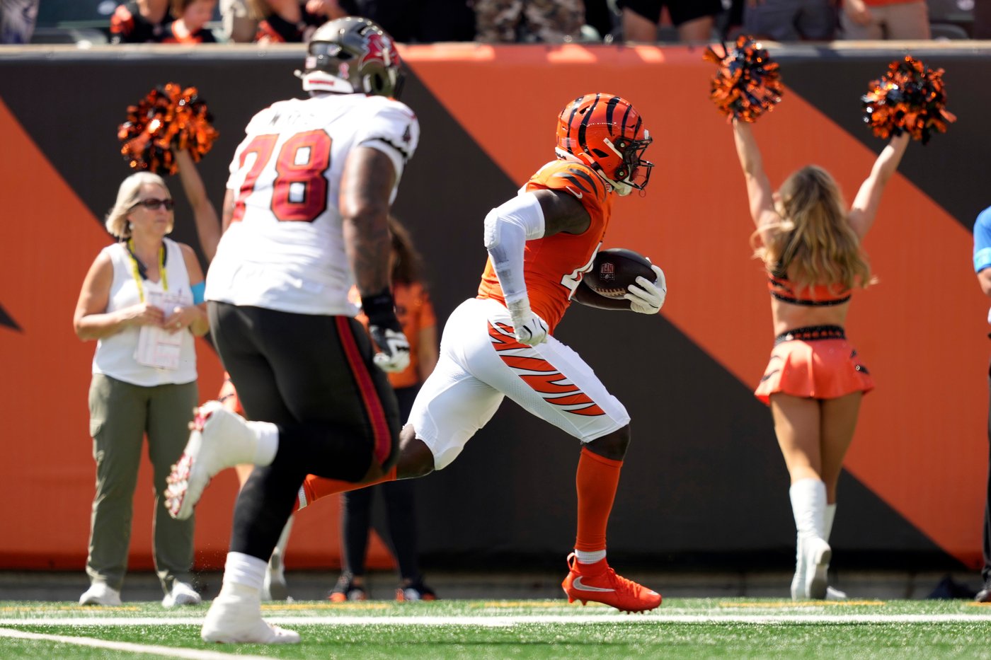 Bengals force 4 turnovers, Burrow throws for TD in 33-27 win over the Buccaneers | iNFOnews.ca Bengals force 4 turnovers, Burrow throws for TD in 33-27 win over the Buccaneers | iNFOnews.ca