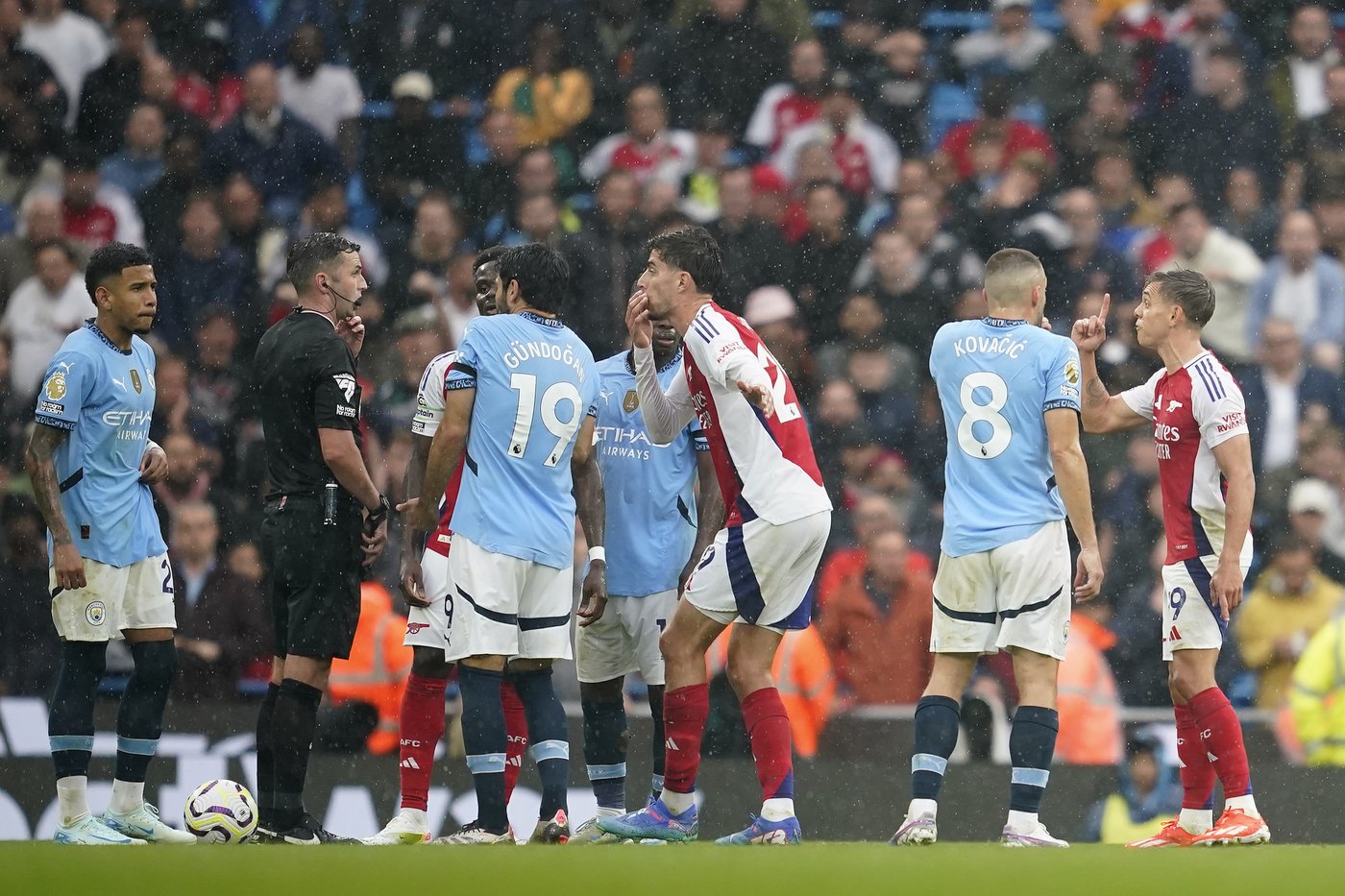 Arsenal sees red again as Trossard sent off against Man City | iNFOnews.ca