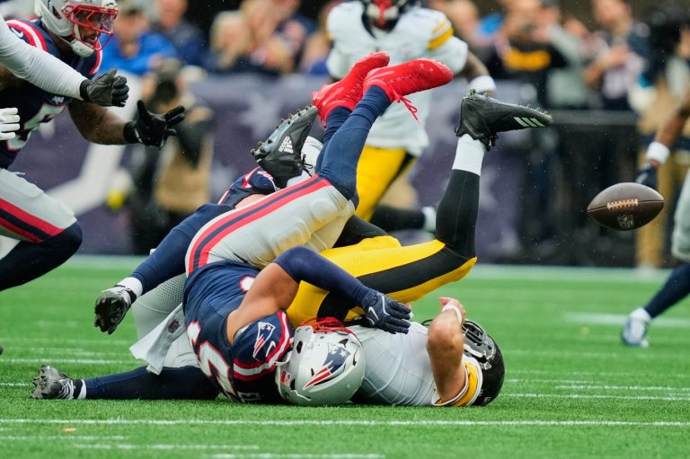 TreVeyon Henderson runs for a TD and the Patriots pummel Aaron Rodgers in a 20-3 win over Steelers | iNFOnews.ca