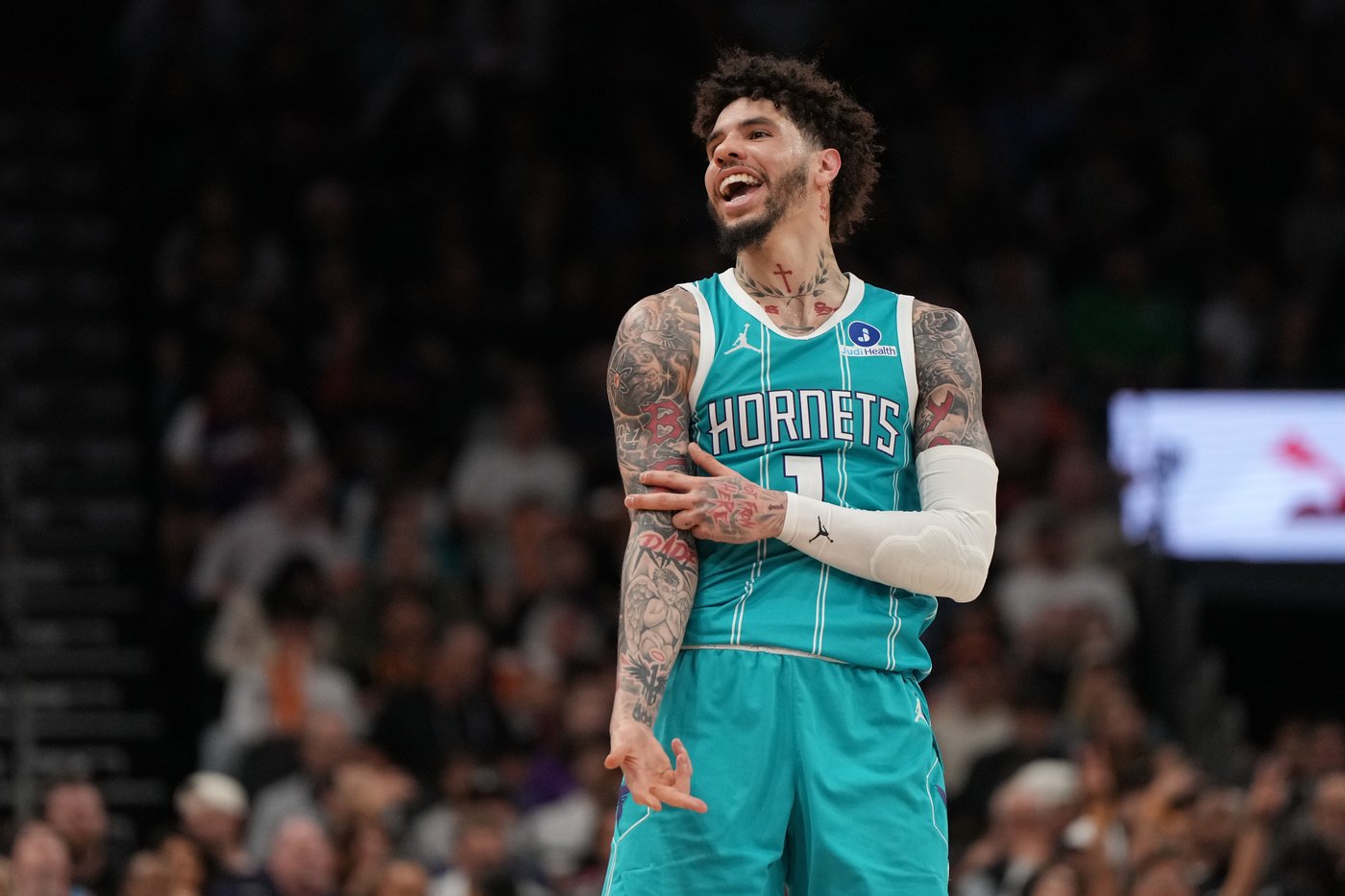 Booker scores 30 points as Suns halt Hornets' road winning streak at 10 with 111-99 victory | iNFOnews.ca