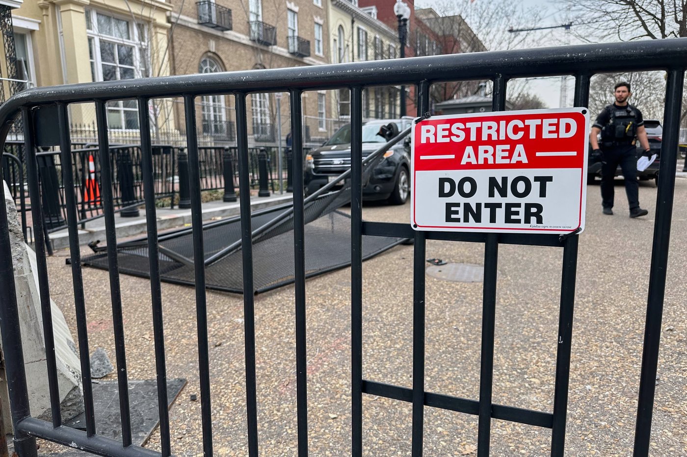 Man taken into custody after driving van into security gate outside White House, authorities say | iNFOnews.ca Man taken into custody after driving van into security gate outside White House, authorities say | iNFOnews.ca